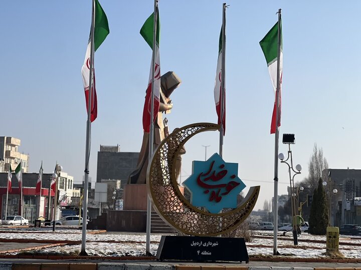 فضای معنوی اردبیل در ماه رمضان؛المانهای مذهبی شهر زیر برف نور و آرامش