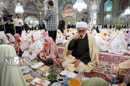 جشن عبادت و ضیافت افطار دختران روزه اولی در حرم مطهر رضوی