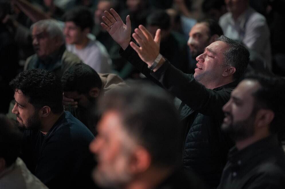 مداحی متفاوت سید مجید بنی فاطمه در ستایش قرآن / «یا حسن» در محله هاشمی تهران طنین انداز شد + فیلم و عکس