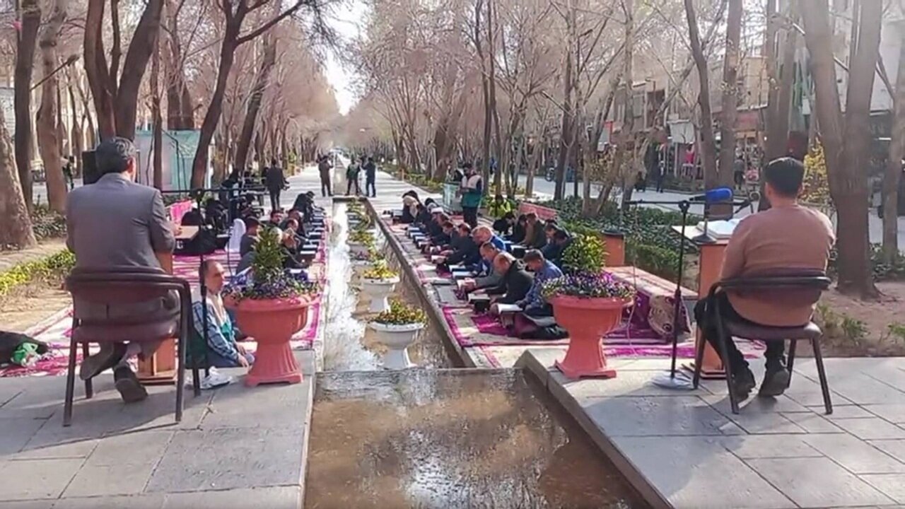 قرائت دستهجمعی قرآن در چهارباغ اصفهان + فیلم