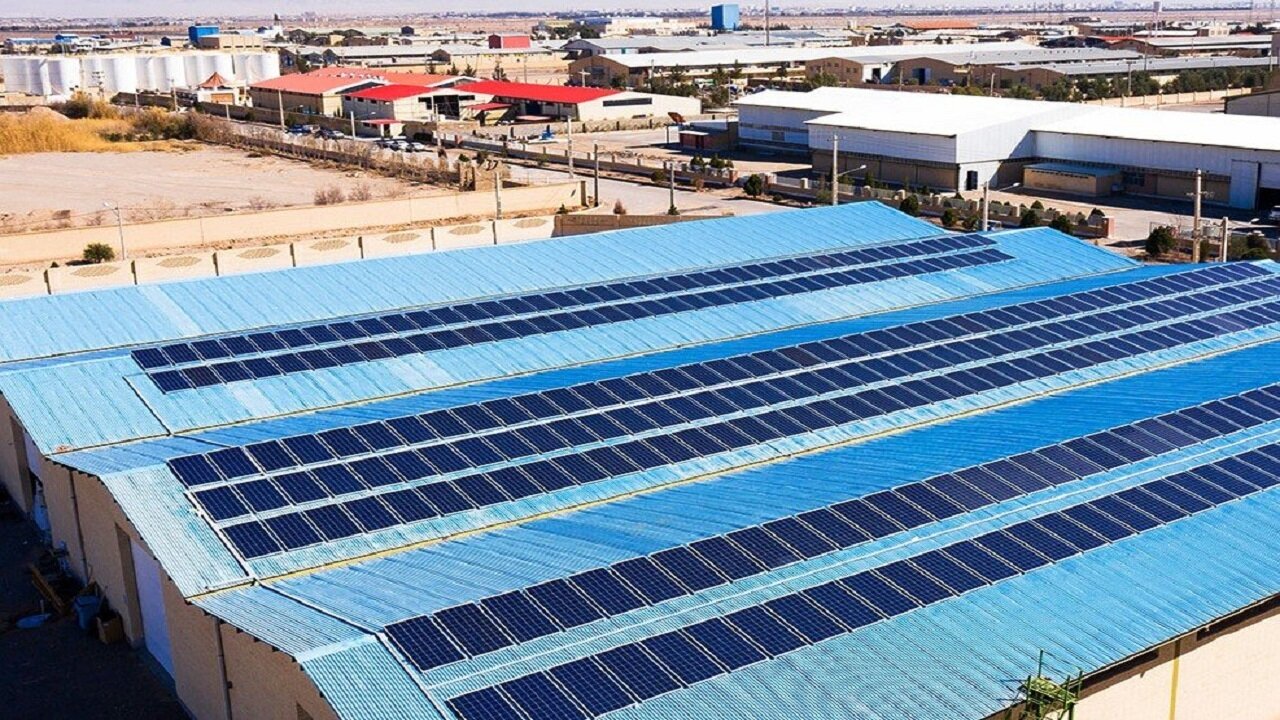 ظرفیت تولید ۱۰۰ مگاوات انرژی خورشیدی روی سقف واحدهای صنعتی قم