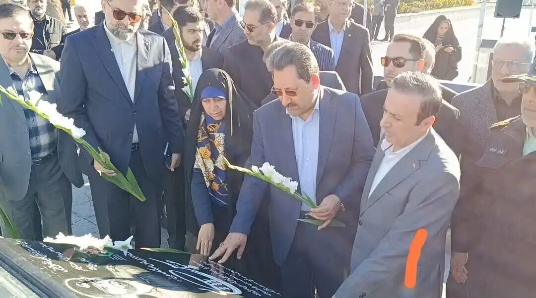وزیر صمت به مقام شامخ شهدای قزوین ادای احترام کرد