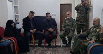عکس/ فرمانده هوانیروز ارتش با خانواده شهید حامد دردمند دیدار کرد