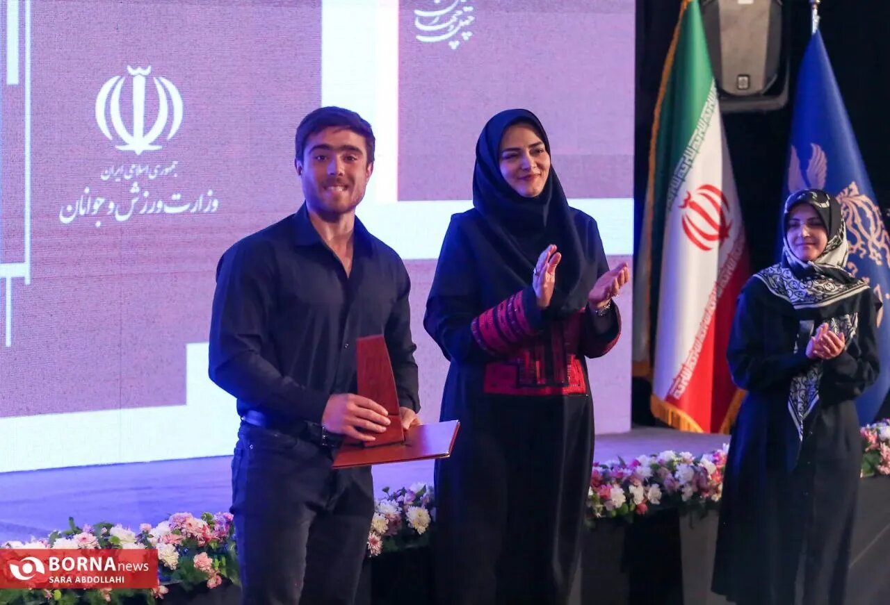 اهدای جوایز بخش تجلی اراده ملی/ تجلیل وزارت ورزش از سینمایی که صدای جوانان است