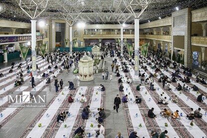 افطار در حرم کریمه اهل بیت (ع)