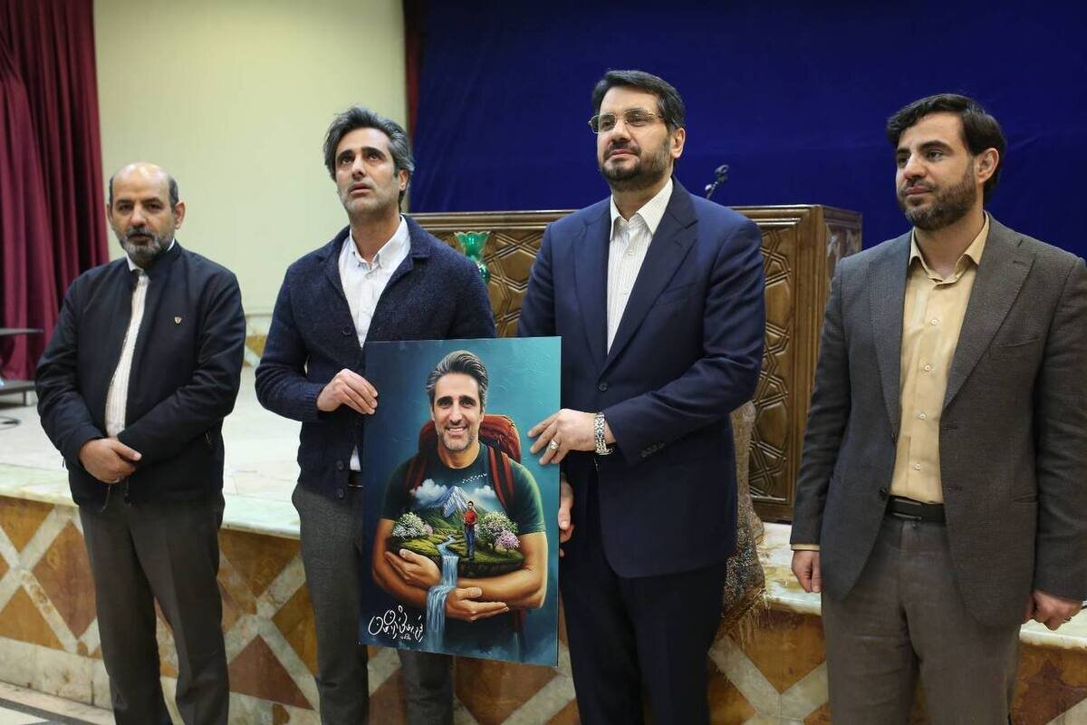 تجلیل از جواد قارایی، مستندساز گردشگری ایران، در نشست جوانان و نخبگان فعال حوزه پیشرفت کشور