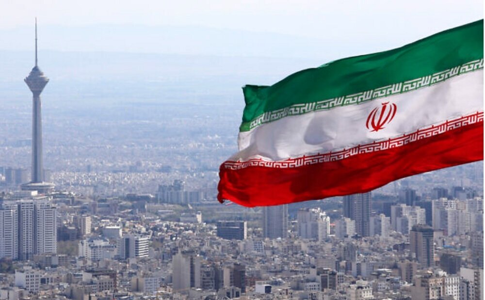 عجیب اما واقعی؛ پرچم کشورت را آتش بزن تا وطندوست صدایت کنند!