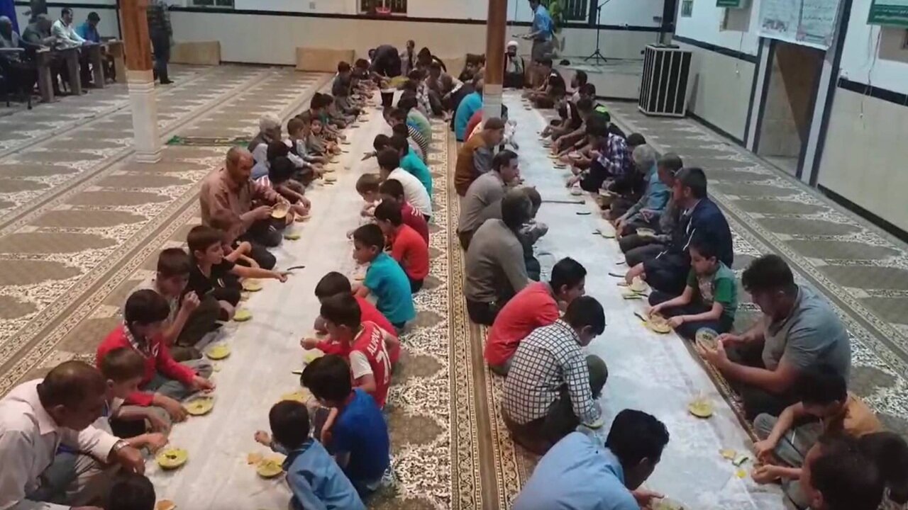 برپایی سفره افطاری متفاوت در روستای تکه نهاوند + فیلم