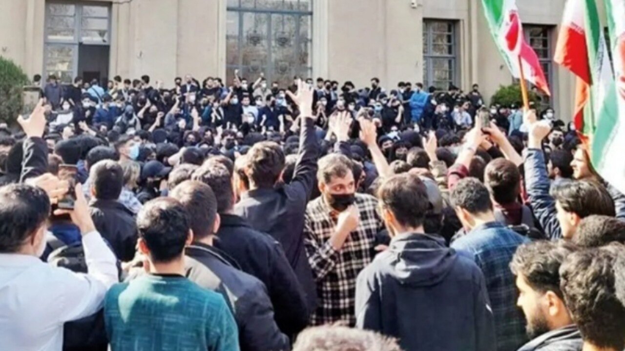 ۳ دانشجوی دانشگاه تهران موقتاً از تحصیل محروم شدند