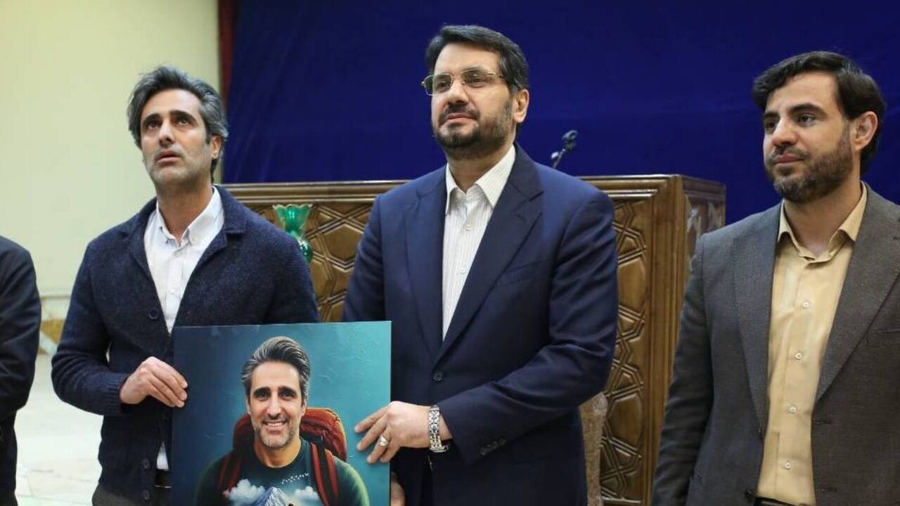 تجلیل از جواد قارایی، مستندساز گردشگری ایران، در نشست جوانان و نخبگان فعال