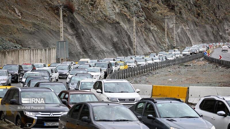 ترافیک نیمهسنگین در ۵ مسیر پرتردد کشور/ لغزندگی جادههای کوهستانی بر اثر برف و کولاک