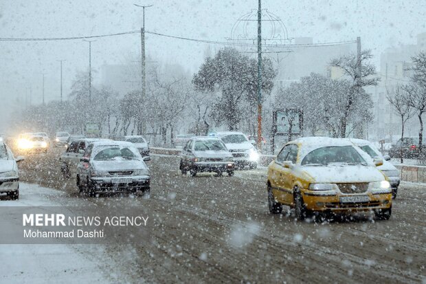 بارش برف در محورهای غربی آذربایجانشرقی؛ تردد با زنجیر چرخ الزامی شد