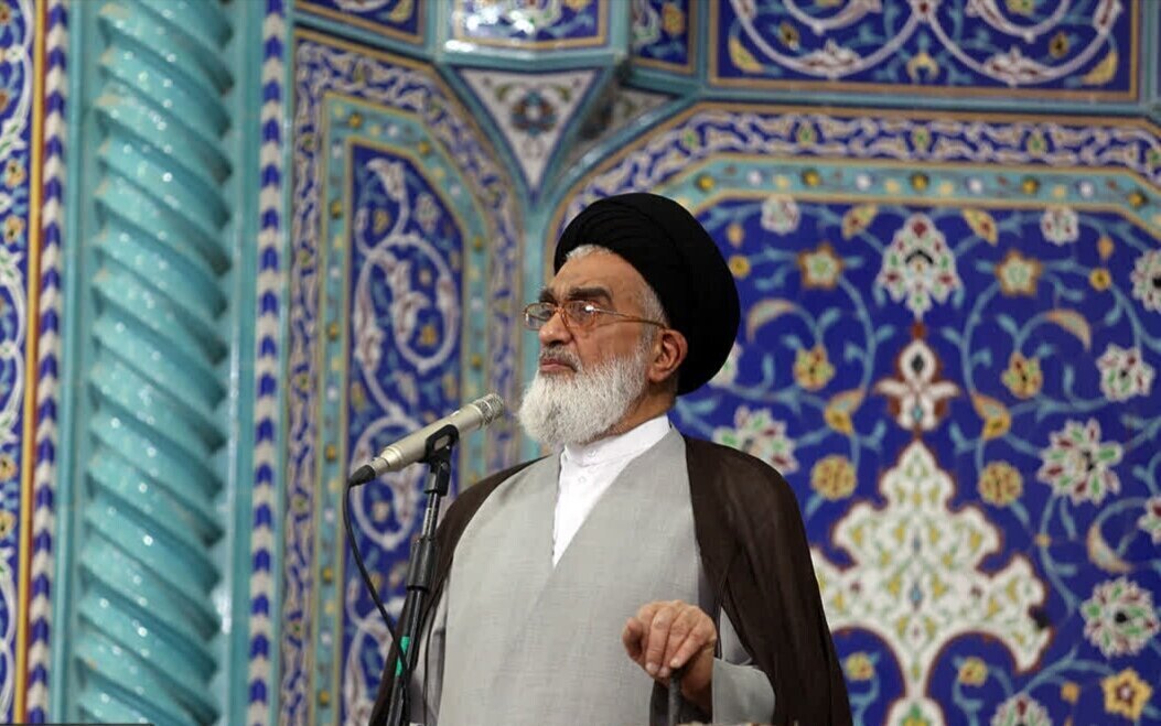 تأکید امام جمعه قم بر حفظ قداست محیط دانشگاه: فحاشی و آتش‌افروزی ضربه به شأن دانشگاه است
