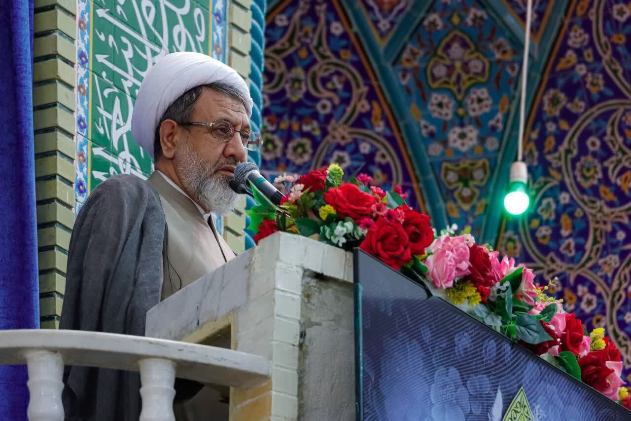 امام جمعه کرمان: دشمن با نگه‌داشتن سایه جنگ بر کشور می‌خواهد مردم را منفعل کند
