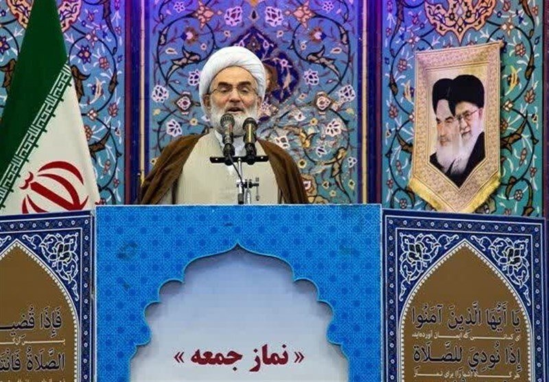 امام جمعه رشت:‌ دانشگاه محل علم است نه آشوب/ مسئولان برای رونق بازار و حل مشکلات معیشتی اقدام عملی کنند