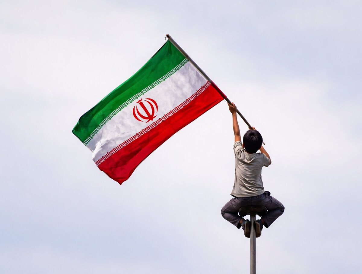غیرت دانش آموز لرستانی روی پرچم مقدس ایران + فیلم