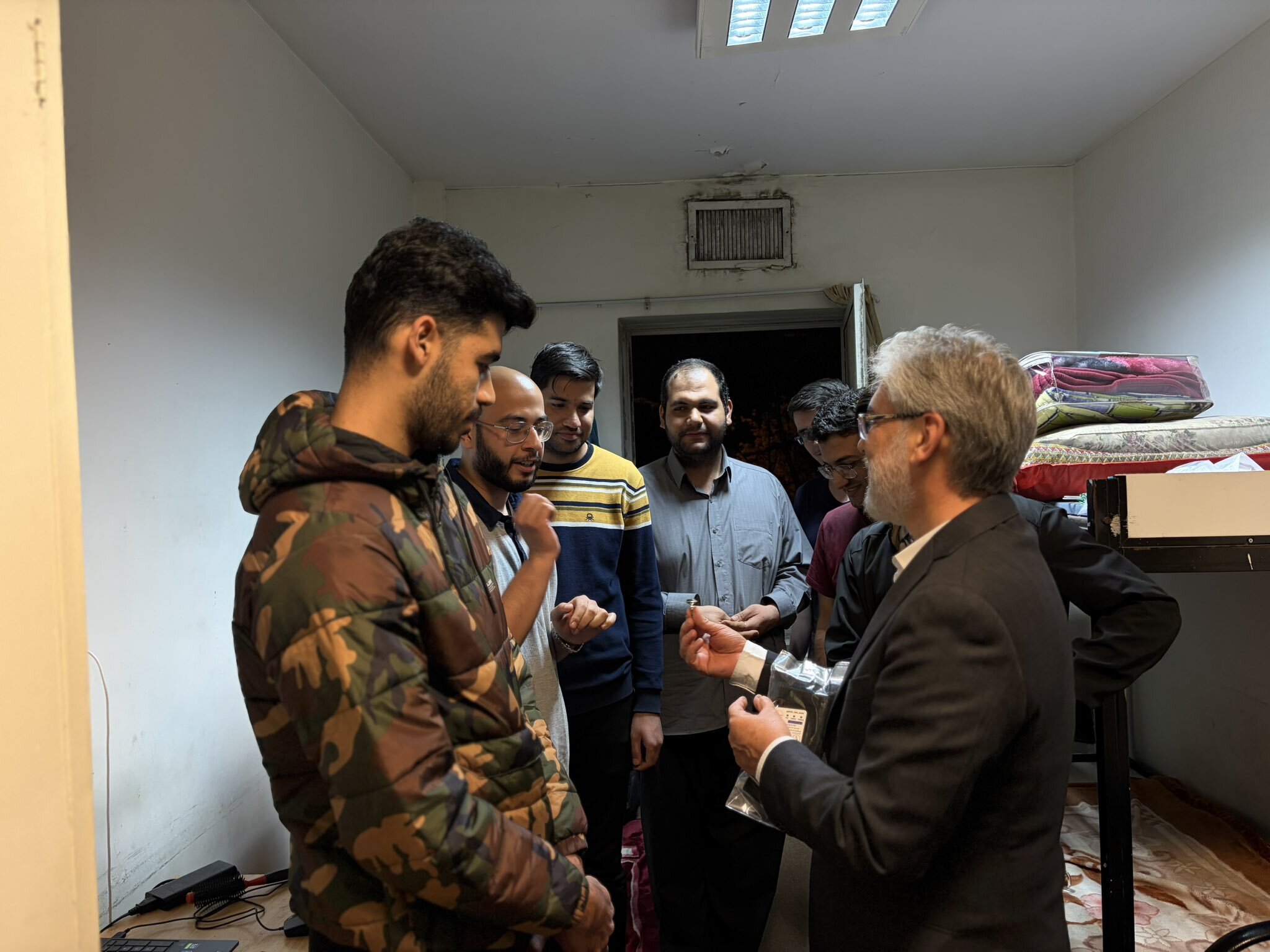 گفتگوی سه ساعته وزیر علوم با دانشجویان ساکن کوی دانشگاه تهران+ تصاویر