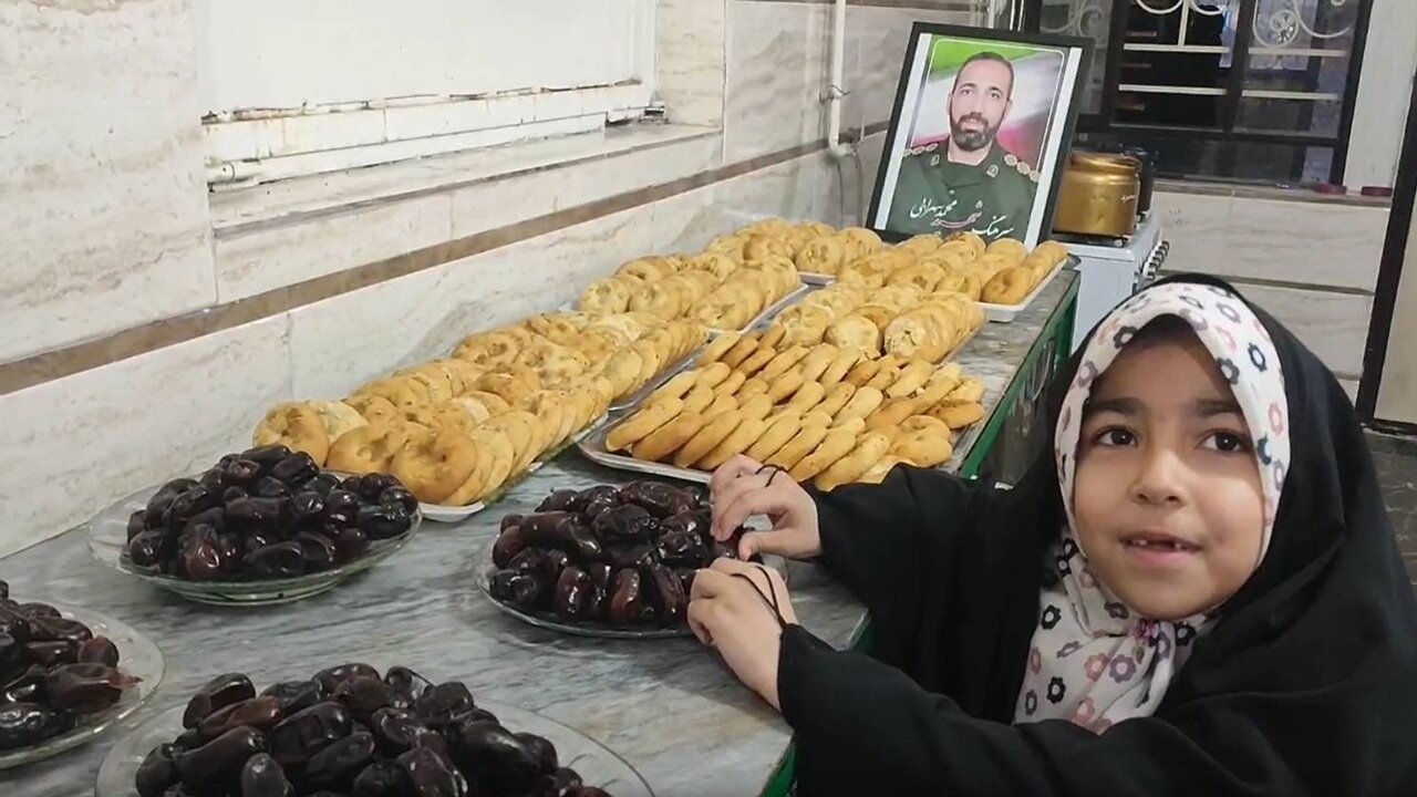برپایی سفره افطاری از سوی خانواده شهید محمد سهرابی در روستای تکه