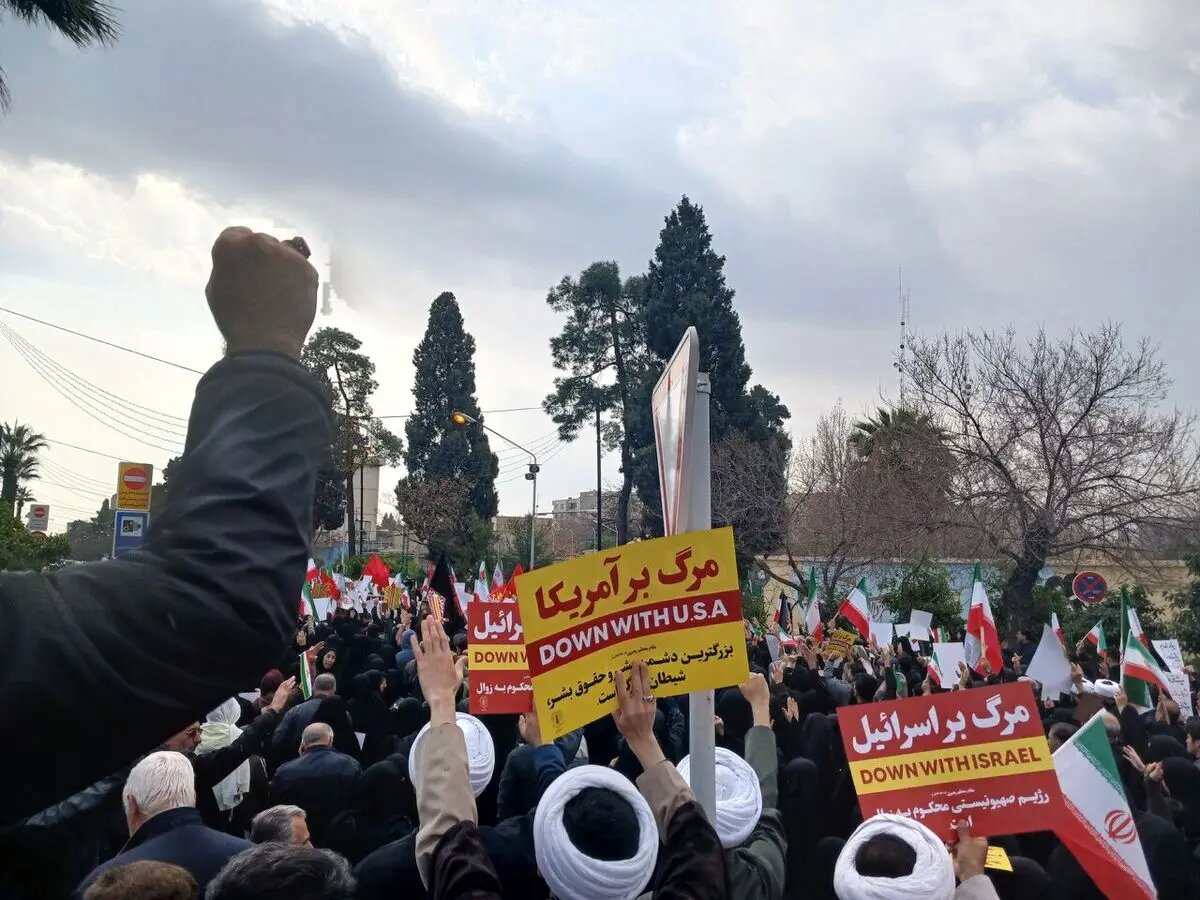 شیراز یکپارچه عزا و ماتم شد/ پرچم عزا جایگزین پرچم گنبدحرم مطهر شد