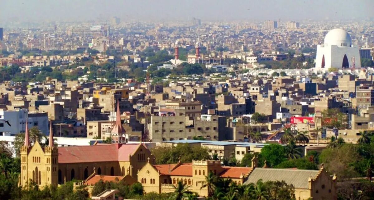 در محکومیت ترور رهبر انقلاب.. حمله معترضان خشمگین به کنسولگری آمریکا در کراچی