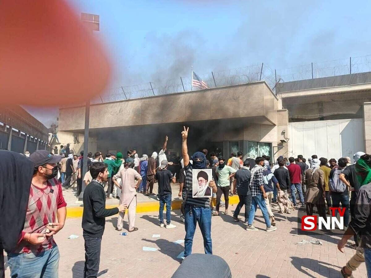 شهروندان پاکستانی کنسولگری آمریکا در کراچی را به آتش کشیدند