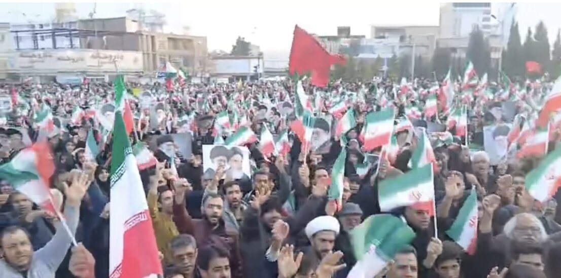 تجمع هزاران نفر از مردم کرمان در پی شهادت امام خامنهای به دست دشمن آمریکایی-صهیونی+فیلم