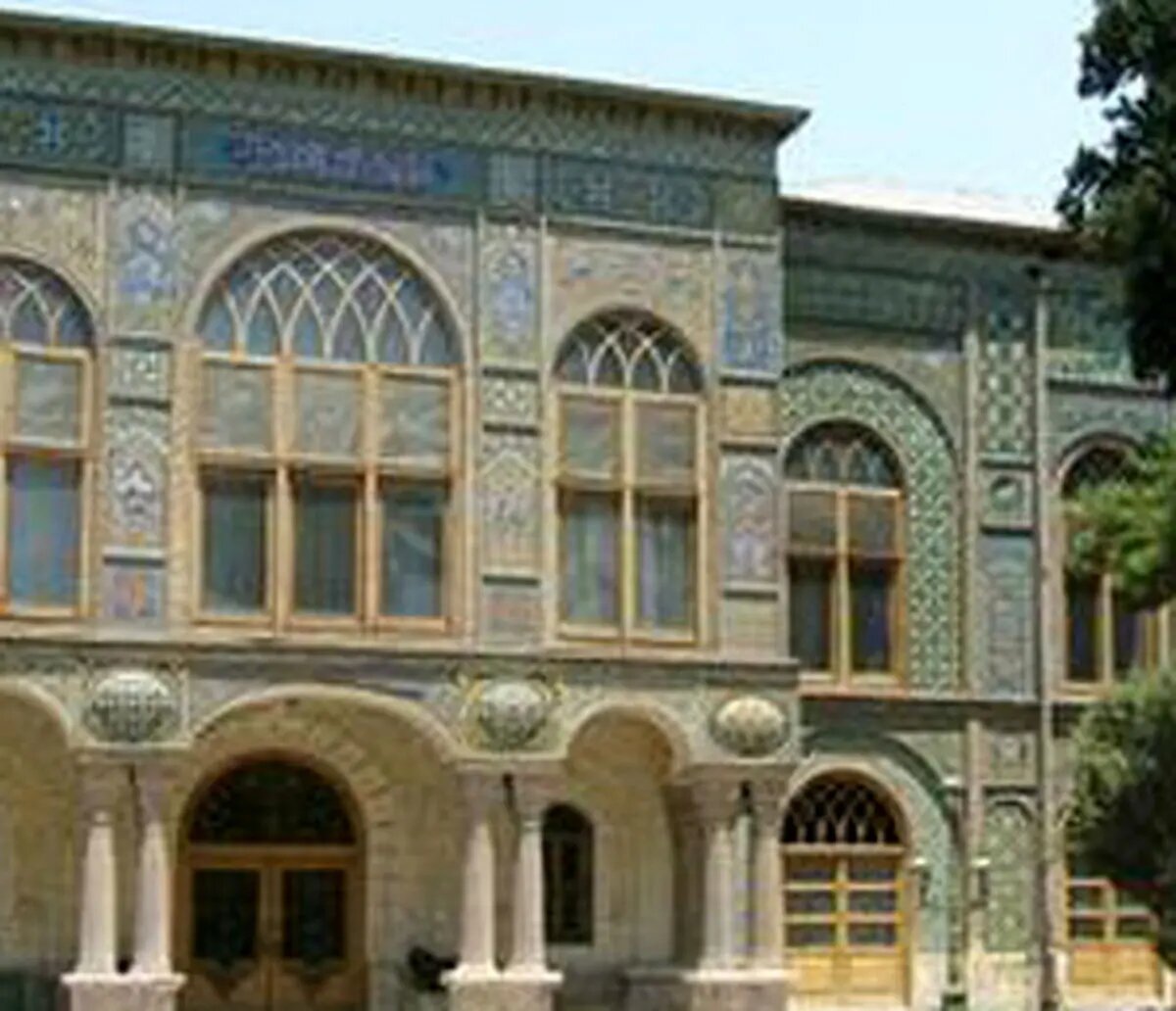 صدمات جزیی به کاخ گلستان وارد شده است