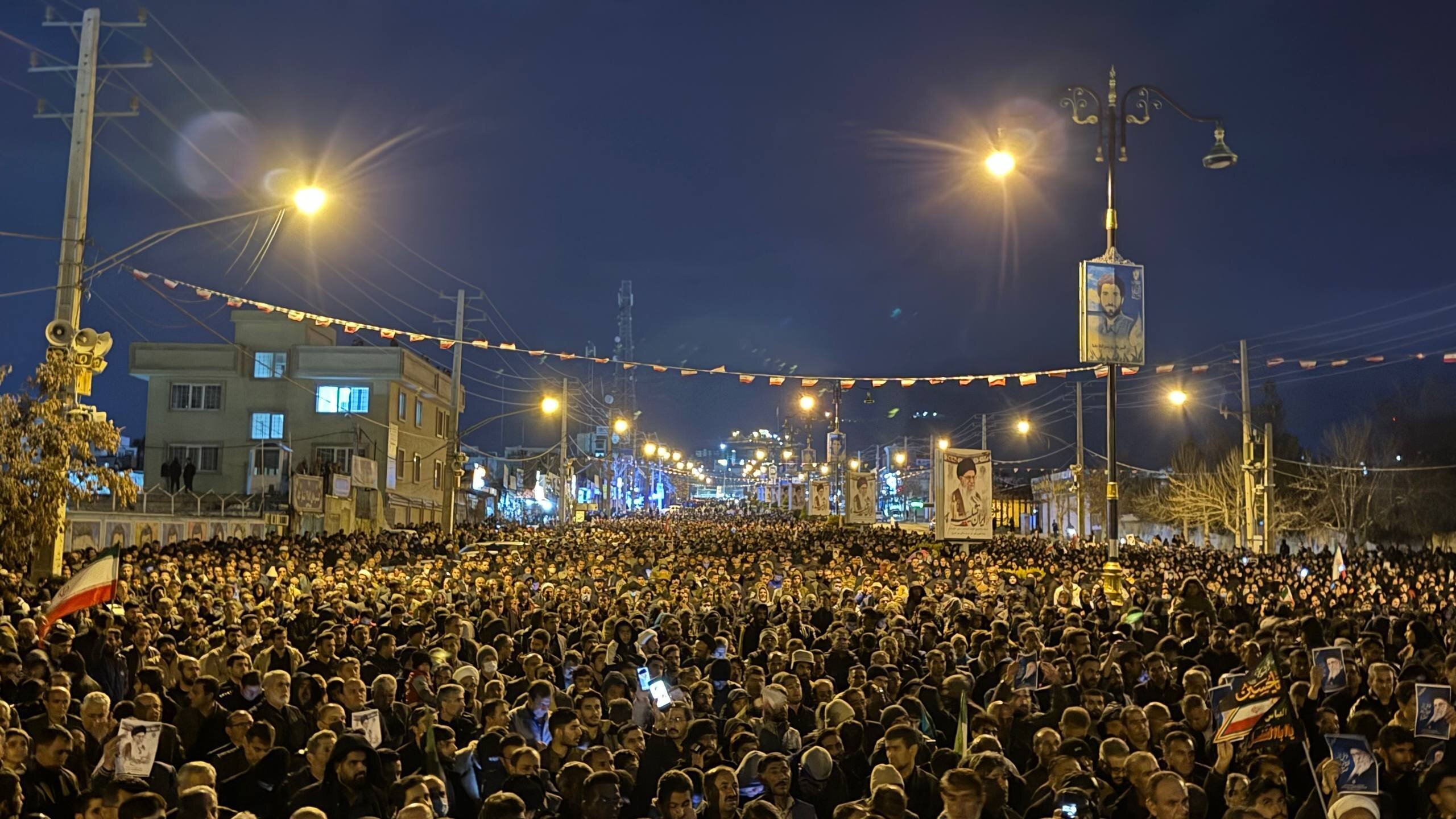یاسوج در سوگ رهبر شهید انقلاب/شب عزاداری باشکوه با حضور گسترده مردم+ فیلم