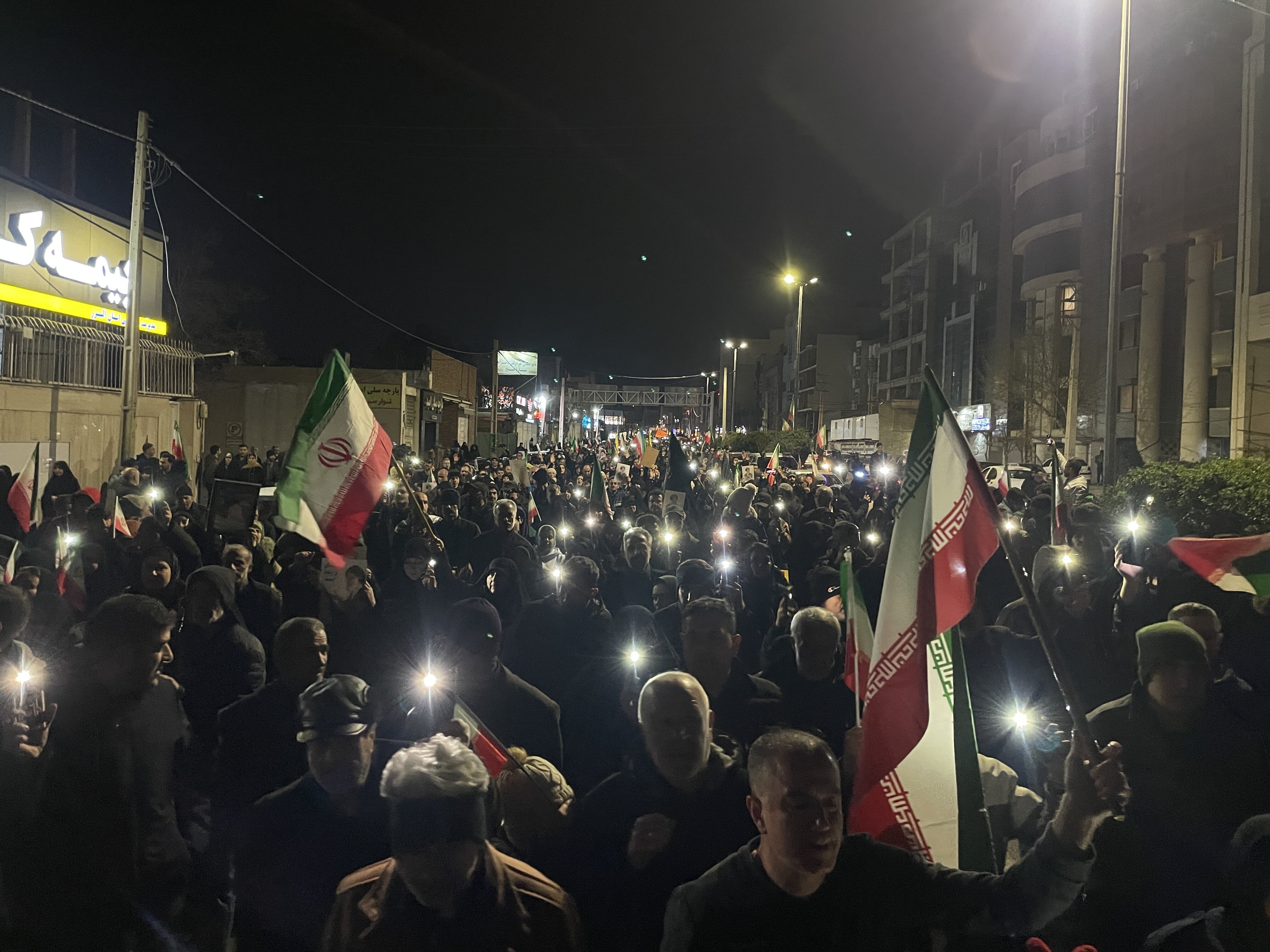 اجتماع عظیم مردمی در پی شهادت رهبر شهید انقلاب در چهارراه هفت تیر کرج/ حضور گسترده شهروندان در مراسم چهارمین شب+ فیلم