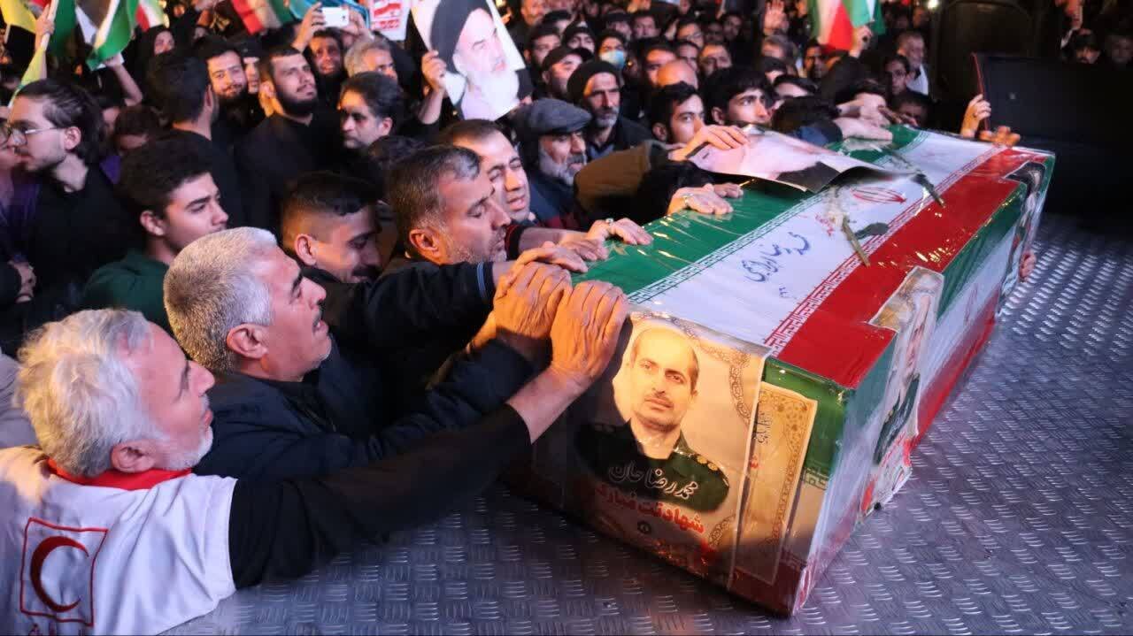 پیکر شهید پاسدار «محمدرضا ابراهیمی» بر دستان مردم سمنان تشییع شد