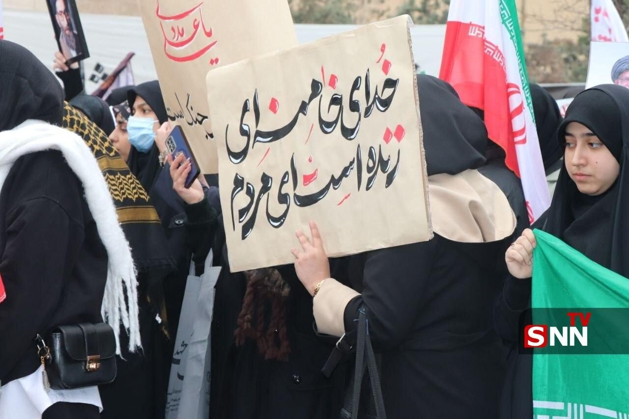 تجمع دانشجویان دانشگاه آزاد اسلامی مشهد مقدس در محکومیت جنایات صهیونیستی آمریکایی به خاک کشورمان