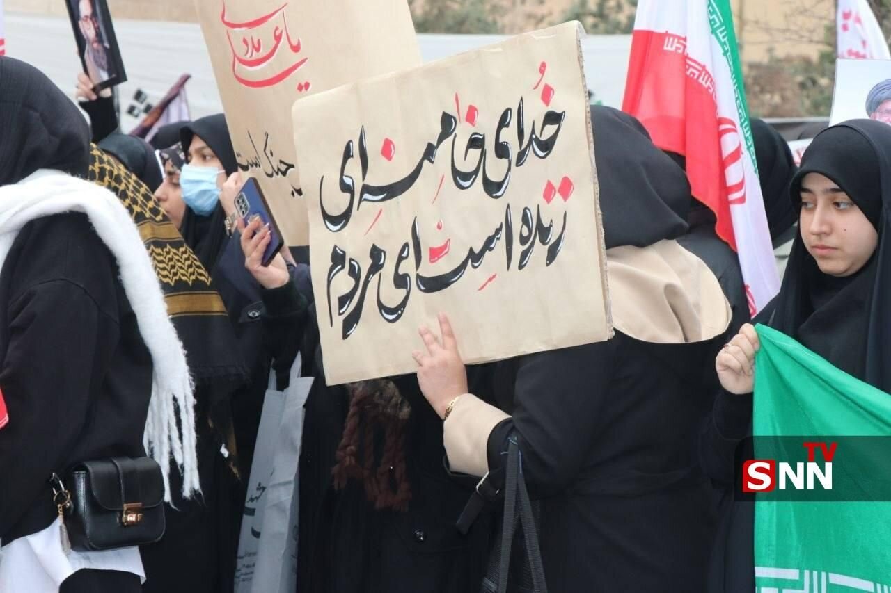 تجمع دانشجویان دانشگاه آزاد اسلامی مشهد مقدس در محکومیت جنایات صهیونیستی آمریکایی به خاک کشورمان