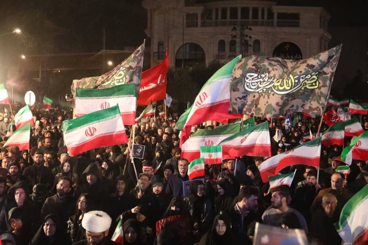 پنجمین شب سوگ و حماسه در سمنان / مردم با شهدای جنگ وداع کردند + عکس