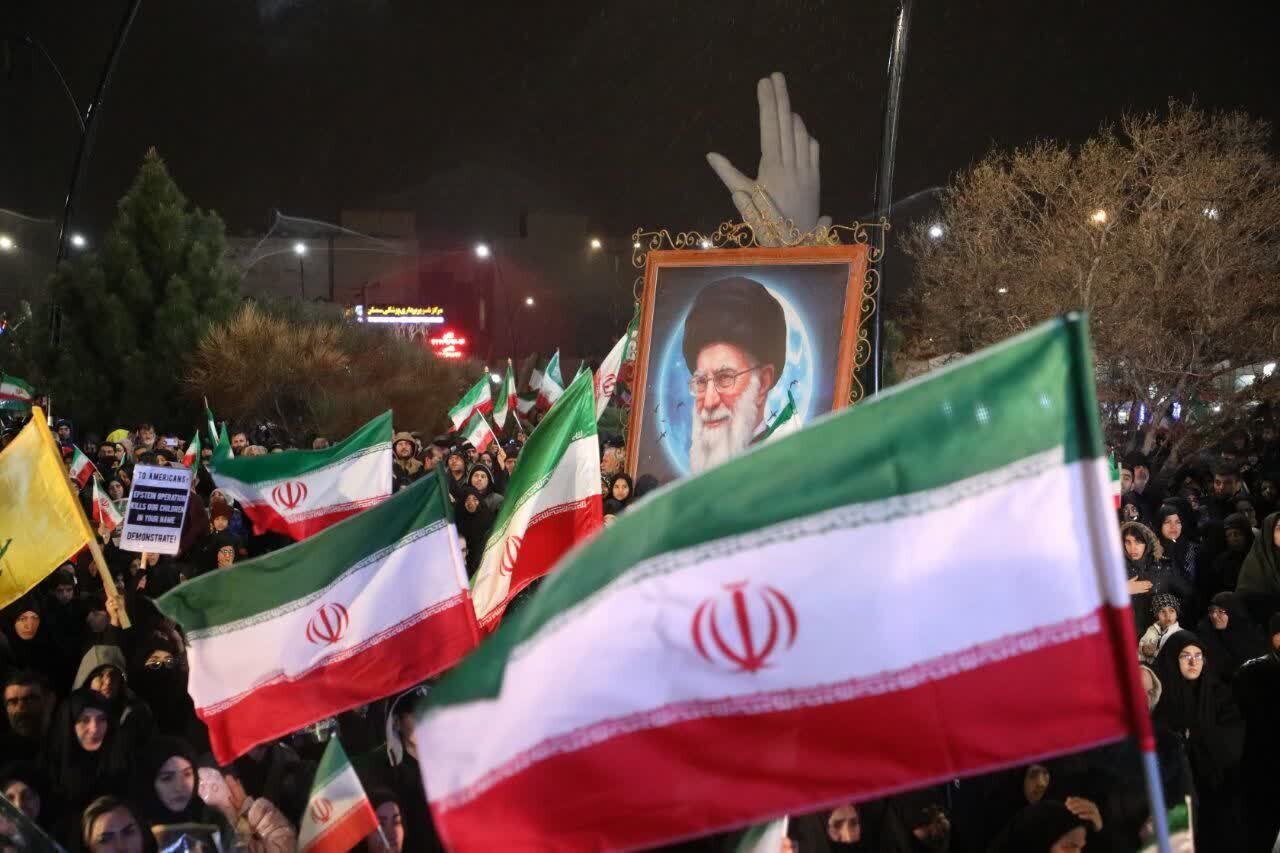 پنجمین شب سوگ و حماسه در سمنان / مردم با شهدای جنگ وداع کردند + عکس