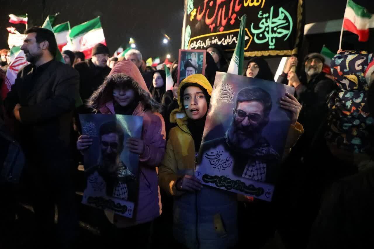 پنجمین شب سوگ و حماسه در سمنان / مردم با شهدای جنگ وداع کردند + عکس