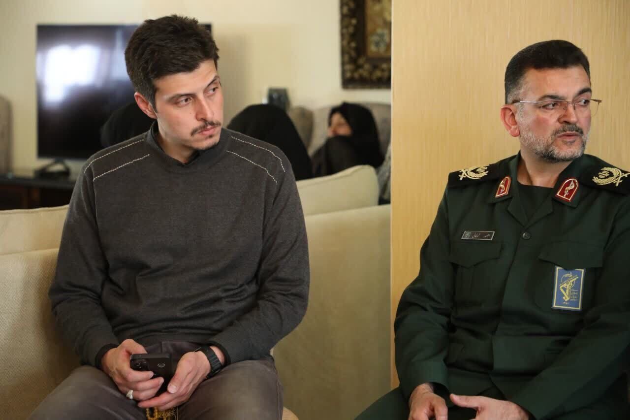 نماینده ولی‌فقیه در استان و استاندار سمنان با خانواده شهید «شایان تبریزی امجد» دیدار کردند+ تصاویر