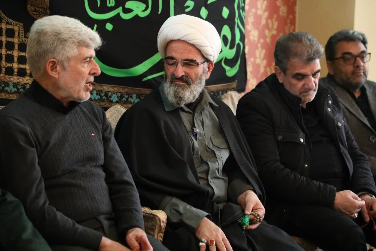 نماینده ولی‌فقیه در استان و استاندار سمنان با خانواده شهید «شایان تبریزی امجد» دیدار کردند+ تصاویر