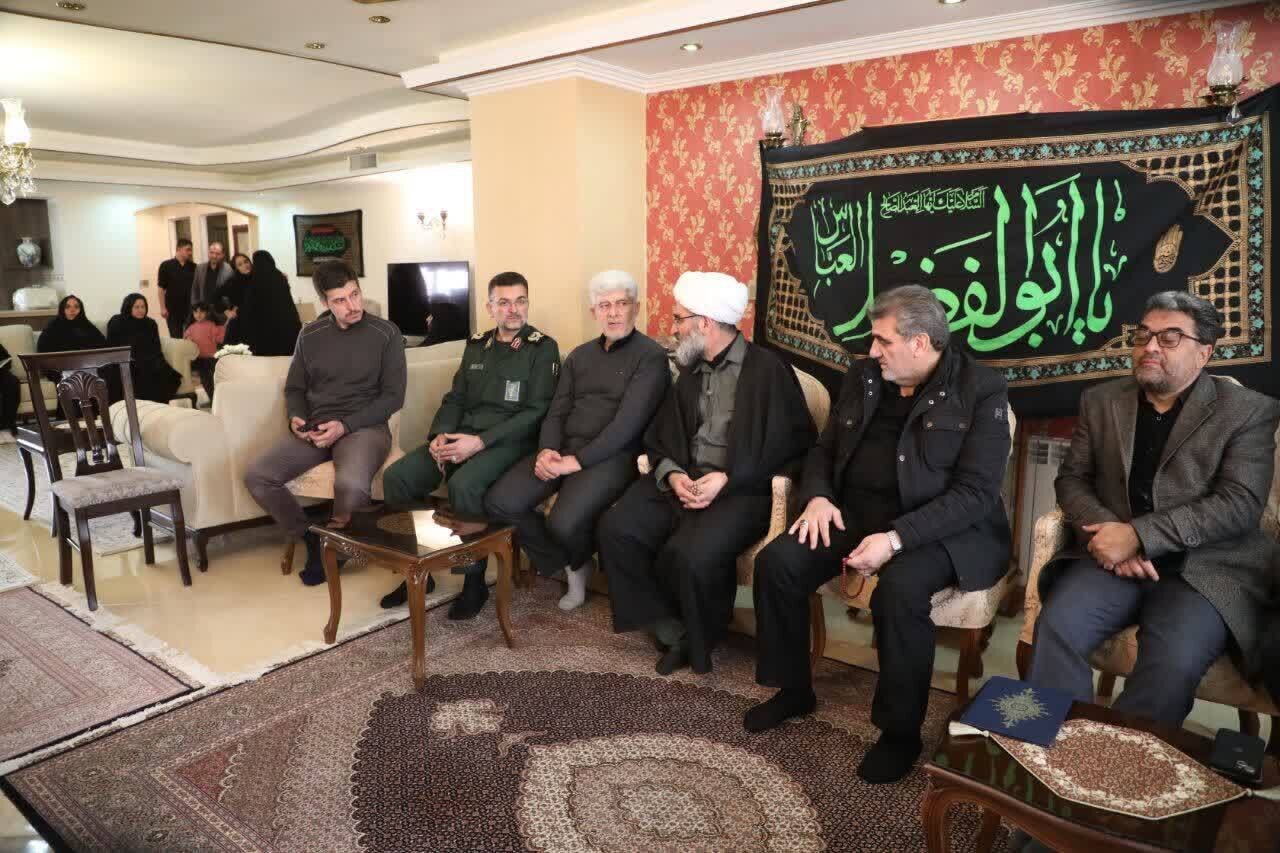 نماینده ولی‌فقیه در استان و استاندار سمنان با خانواده شهید «شایان تبریزی امجد» دیدار کردند+ تصاویر