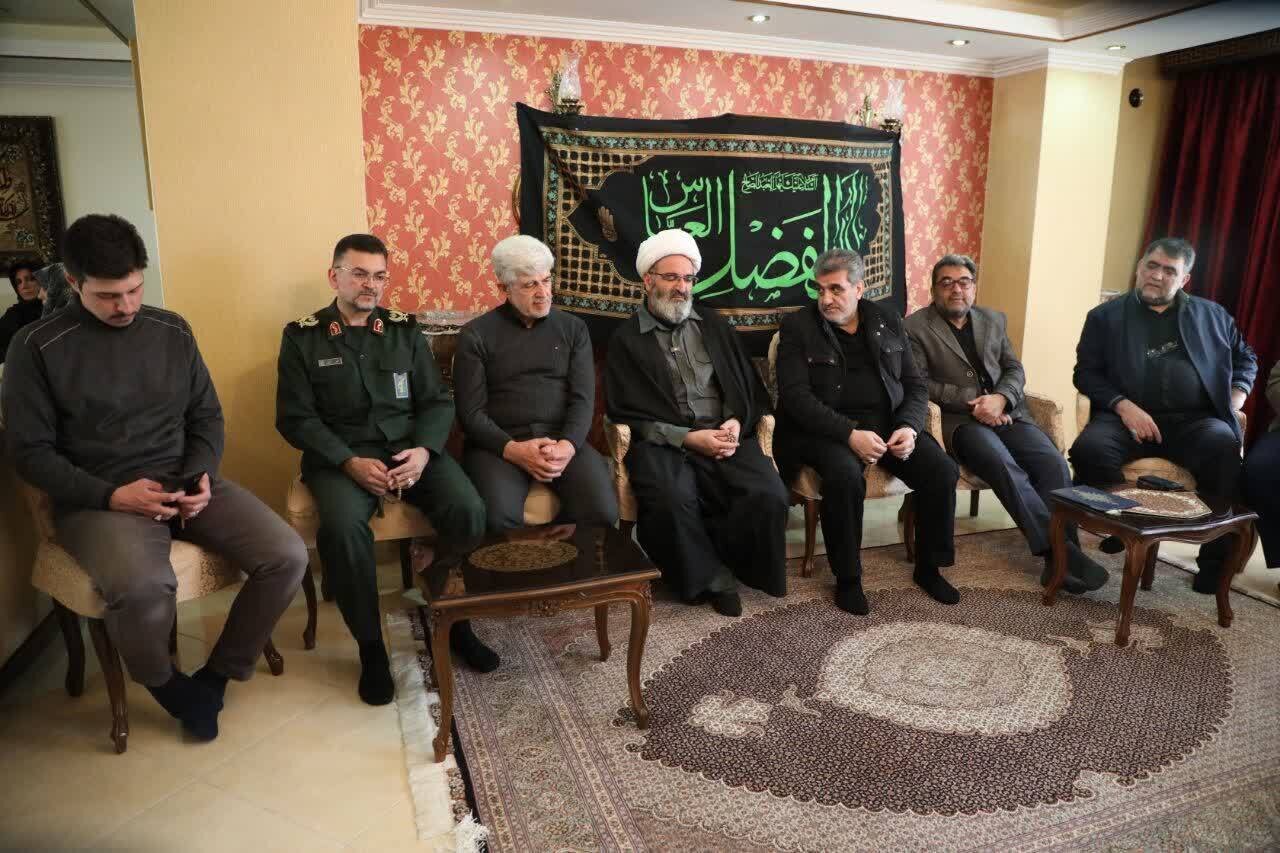 نماینده ولی‌فقیه در استان و استاندار سمنان با خانواده شهید «شایان تبریزی امجد» دیدار کردند+ تصاویر