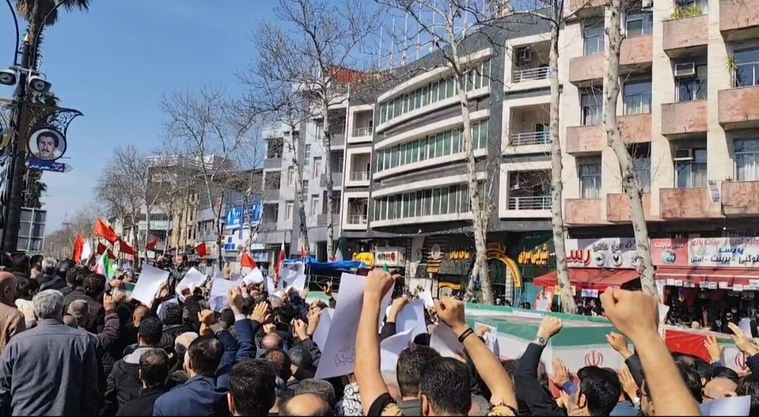 تشییع ۶ پیکر شهدای گیلانی حمله جنایتکارانه آمریکا در رشت / بدرقۀ شهدا با شعار نه سازش نه تسلیم نبرد با آمریکا+فیلم