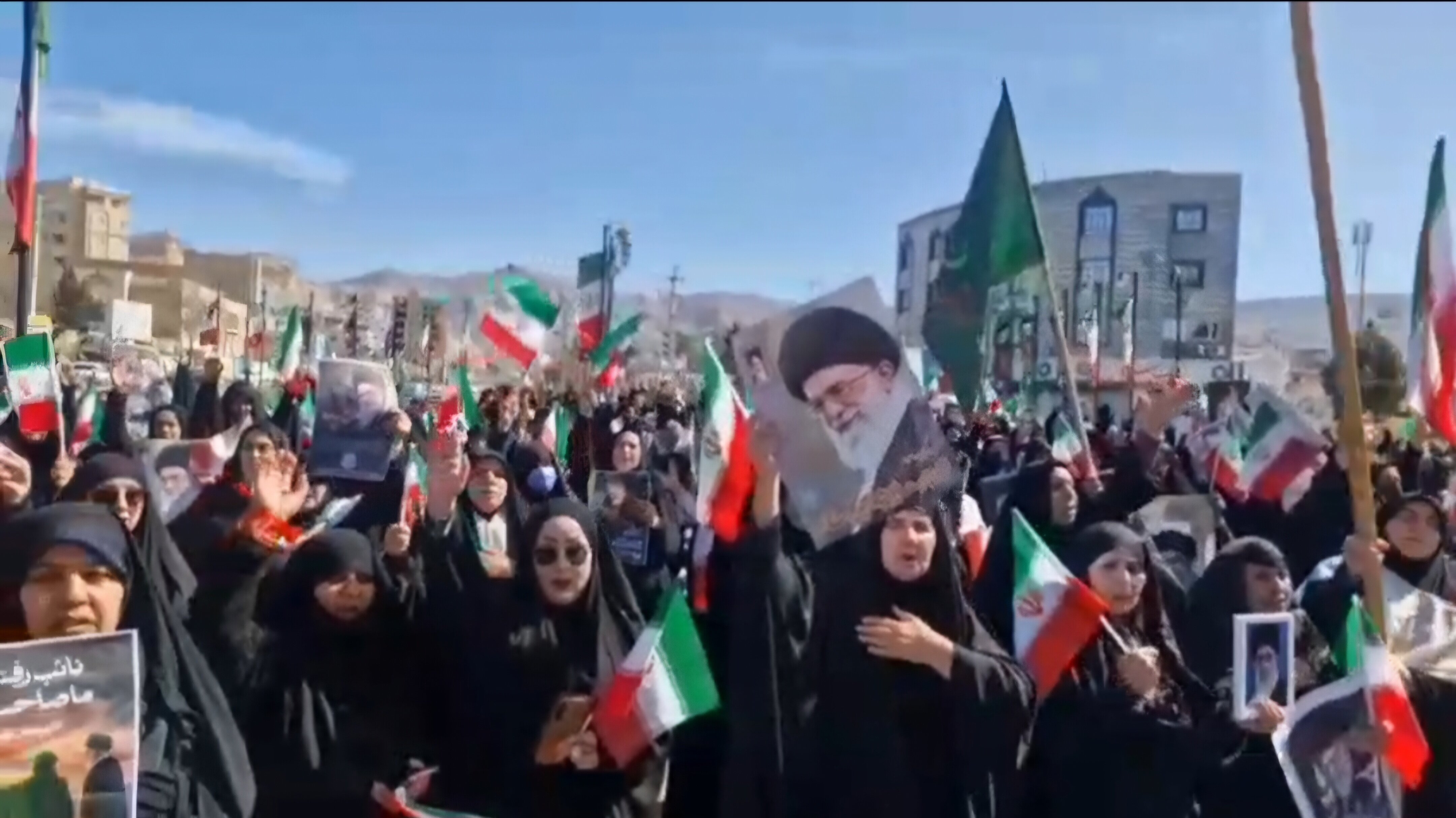 راهپیمایی مردم ایلام در جمعه سوگ و حماسه / عزم مردم در خون‌خواهی رهبر شهید ادامه دارد
