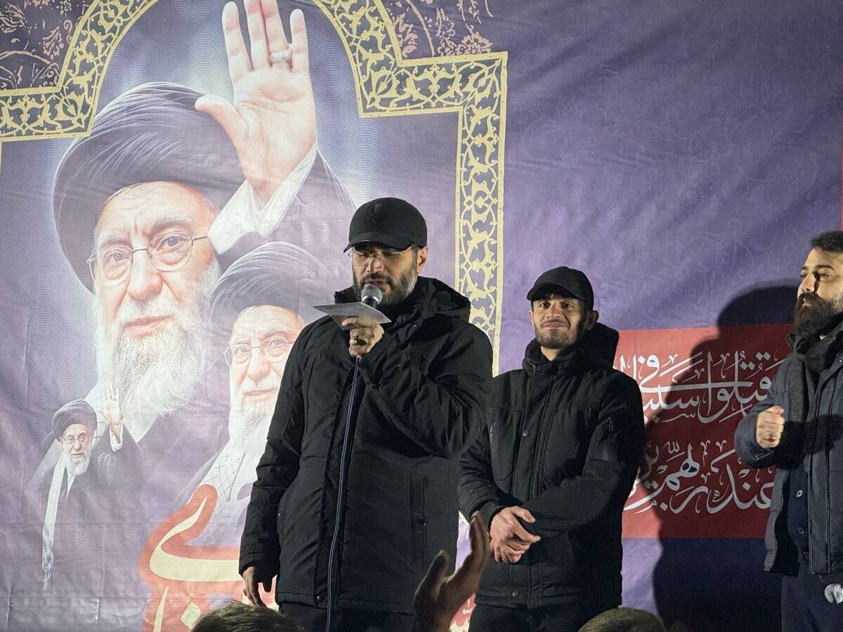 میثم مطیعی میان عزادارن رهبر انقلاب در میدان ونک تهران به نوحه خوانی پرداخت + فیلم