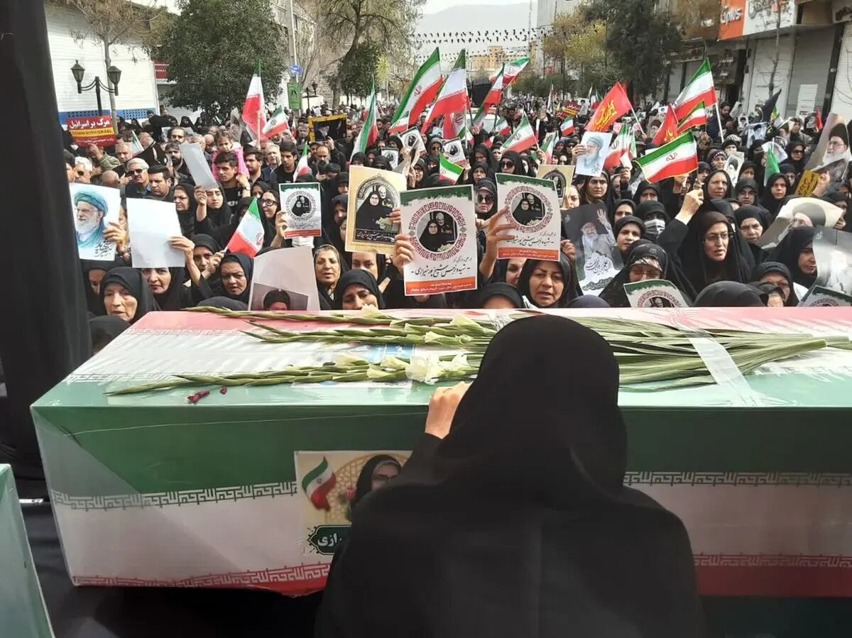 بدرقه باشکوه مردم شیراز با ۲۰ شهید جنگ