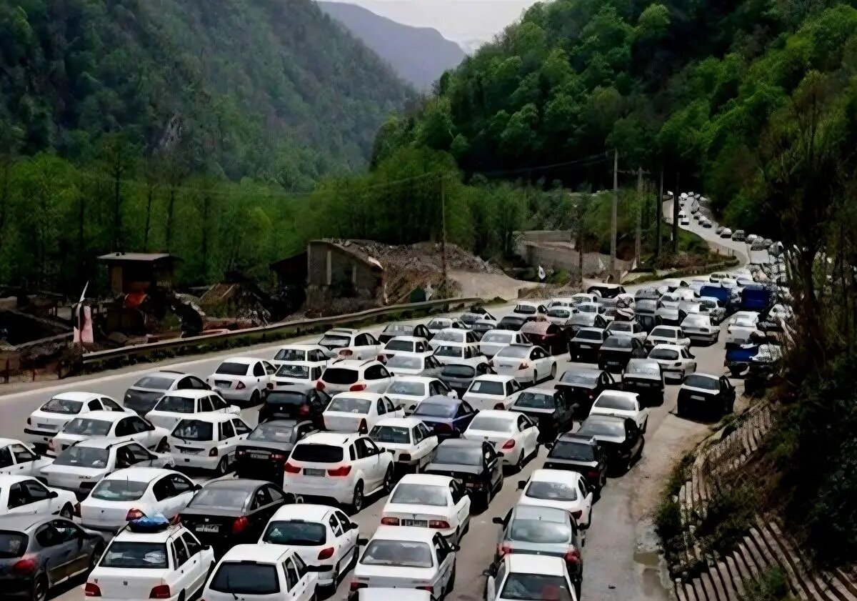 ترافیک پرحجم در مبادی ورودی مازندران/ محور کندوان یکطرفه شد؛ بارش برف در ارتفاعات