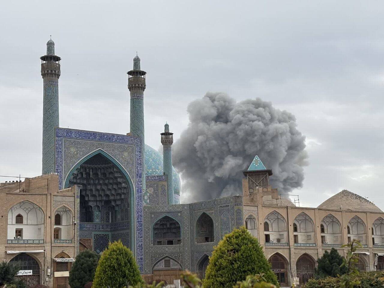 آسمان ایران فیروزهای جاودان خواهد ماند / نقض حقوق میراث فرهنگی و اماکن هزار ساله از جمله مسجد جامع عباسی توجیه ندارد و قابل پیگیری بینالمللی است + تصاویر