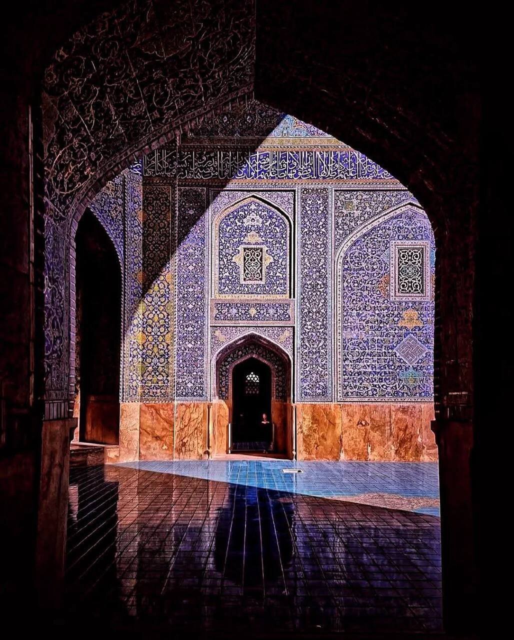 آسمان ایران فیروزهای جاودان خواهد ماند / نقض حقوق میراث فرهنگی و اماکن هزار ساله از جمله مسجد جامع عباسی توجیه ندارد و قابل پیگیری بینالمللی است + تصاویر