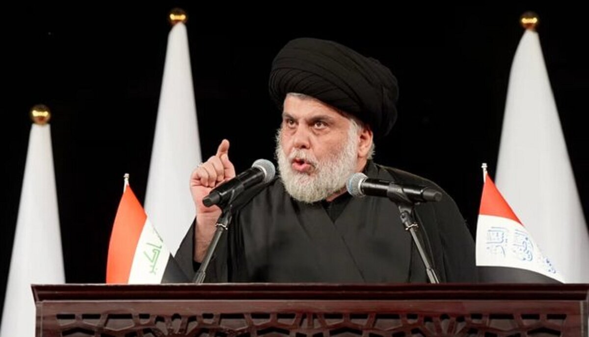 حضور مقتدی صدر در مجلس سوگواری شهادت امام خامنه‌ای در حرم مولا امیرالمومنین حضرت علی (ع) + فیلم