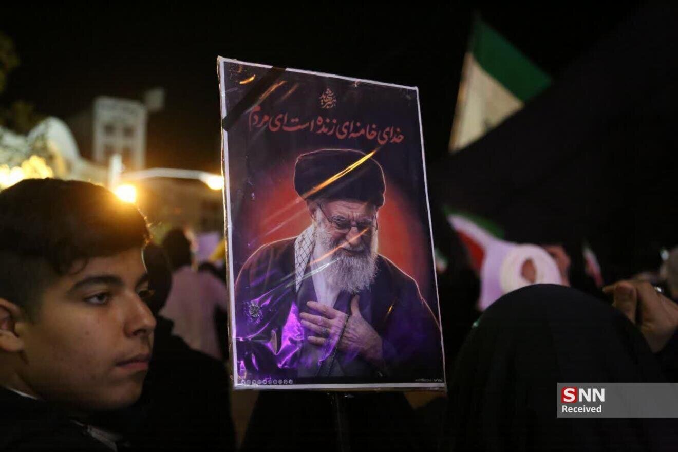 خروش شبانه مردم قم /خیابان دست مردم میدان دست نیروهای مسلح+عکس