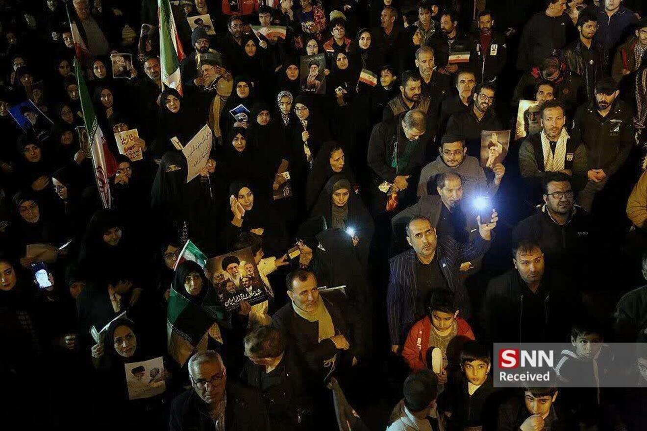 خروش شبانه مردم قم /خیابان دست مردم میدان دست نیروهای مسلح+عکس