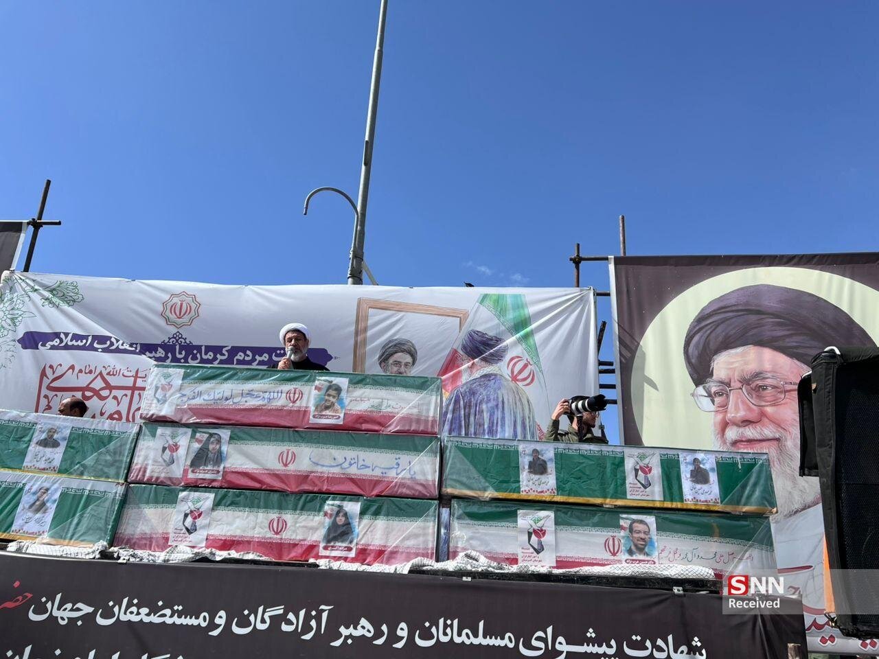 تشییع غیرتمندانه شهدای جنگ رمضان توسط مردم کرمان / فریاد مرگ بر آمریکا در میدان آزادی کارمانیا طنین انداز شد+فیلم و عکس